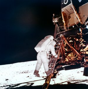Edwin Buzz Aldrin desce os degraus da escada do Módulo Lunar para caminhar na Lua, 1969.