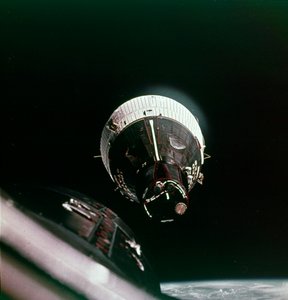 Primeiro encontro no espaço, 15 de dezembro de 1965. de NASA Images