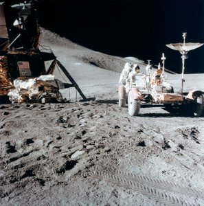 James Irwin 1930-1991 com o veículo itinerante lunar durante Apollo 15, 1971. de NASA Images