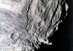 Miranda, uma das luas de Urano, vista da Voyager 2, 24 de janeiro de 1986. de NASA Images