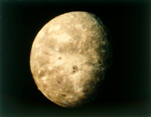 Oberon, lua de Urano, da Voyager 2, 24 de janeiro de 1986.