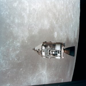 Os módulos de comando e serviço da Apollo 15 em órbita lunar, 1971.