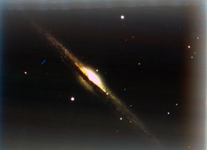 A Galáxia da Agulha em Coma Berenices. de NASA Images