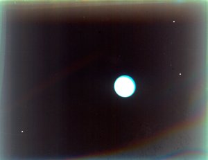 Urano com os satélites Miranda, Ariel e Umbriel, da Voyager 2, 24 de janeiro de 1986. de NASA Images