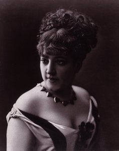Retrato de uma mulher. Rosto de uma mulher vestindo um decote e um colar com pingentes em forma de coração de studio of Nadar