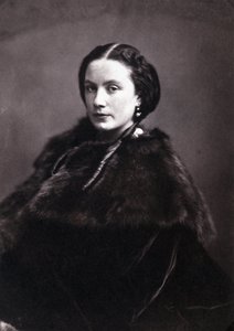 Retrato de Madame Pichat. Retrato de uma mulher chique usando fivelas inglesas com um casaco de peles. Fotografia de Gaspard Felix Tournachon dit Felix Nadar (1820-1910) de Nadar