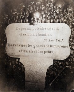 Os ossuários das catacumbas de Paris. Pedro com uma citação do capítulo 1 do Evangelho de São Lucas (Deposuit potentes de sede et exaltavit humiles. Em francês: Ele derrubou os grandes e levantou os pequenos) de Nadar