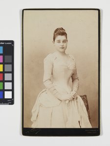 Rapariga em vestido de gala de Nadar
