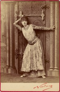 [Sarah Bernhardt como a Imperatriz Theodora em "Theodora" de Sardou]