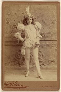 [Actriz não identificada em traje, de pé] de Napoleon Sarony