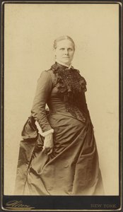 Mulher não identificada de vestido comprido, em pé de Napoleon Sarony