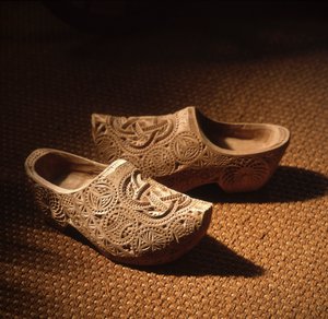 Sapatos de madeira holandeses, também conhecidos como tamancos, também conhecidos como klomp