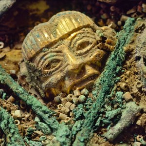Conta de cabeça em ouro enterrada no túmulo real Moche do Velho Senhor de Sipan de Nathan Benn