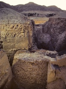 Trincheira no sítio arqueológico neolítico de Jericó de Nathan Benn