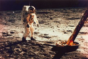 Buzz Aldrin andando na superfície da lua perto de uma perna do módulo lunar, 1969.