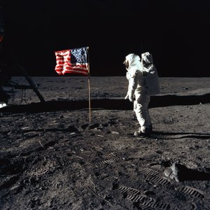 Buzz Aldrin e a bandeira dos EUA na Lua, 1969.