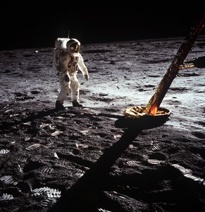 Buzz Aldrin pela perna do Módulo Lunar, missão Apollo II, julho de 1969. de Neil Armstrong