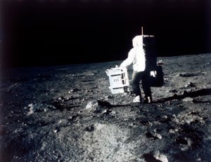 Buzz Aldrin realiza um experimento na superfície lunar, missão Apollo II, julho de 1969. de Neil Armstrong