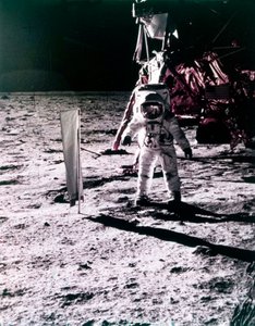 Buzz Aldrin implanta coletor de vento solar na superfície da Lua, missão Apollo 11, julho de 1969.