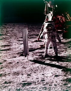 Buzz Aldrin implanta coletor de vento solar na superfície da Lua, missão Apollo 11, julho de 1969.