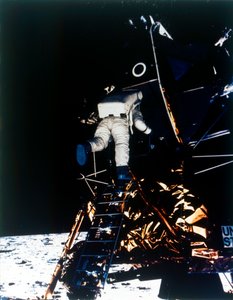 Buzz Aldrin desce do Módulo Lunar, missão Apollo II, julho de 1969. de Neil Armstrong