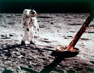 Buzz Aldrin perto da perna do Módulo Lunar na Lua, missão Apollo 11, julho de 1969.