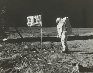 Buzz Aldrin na Lua com a bandeira americana, 1969.