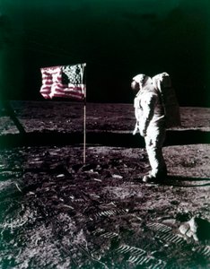Buzz Aldrin ao lado da bandeira americana na superfície da Lua, julho de 1969.