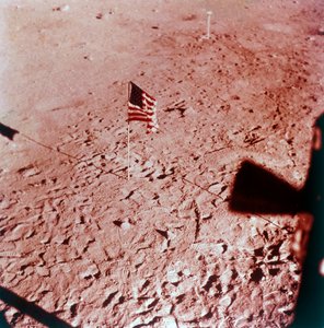 Bandeira dos EUA na Lua, missão Apollo 11, julho de 1969.