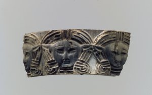 Móveis cloisonné ou placa de caixa de cosméticos com três cabeças frontais, c.8-7. o século AC (marfim) de Neo Assyrian