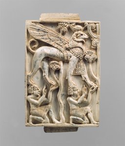 Placa de móveis esculpida em relevo com uma esfinge com cabeça de carneiro, séculos 9 a 8 a.C. (marfim) de Neo Assyrian