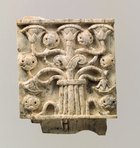 Placa de móveis esculpida em relevo com árvore estilizada, século 8 a 7 a.C. (marfim) de Neo Assyrian