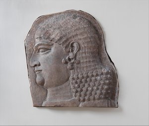 Cabeça de um assistente real imberbe, possivelmente um eunuco, c.721-05 aC (alabastro de gesso)