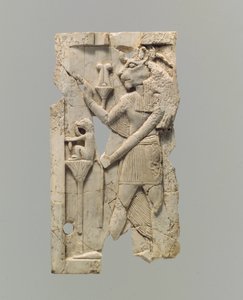 Placa de móveis esculpida em relevo com figura com cabeça de leão, c. 8 a 7 do século AC (marfim) de Neo Assyrian