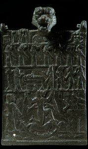 Mesopotâmia: placa de conjugação de bronze contra a divindade demoníaca Lamashtu. Representação de uma cena de exorcismo. Período Neo-Assírio (v 1000-612 a.C.). 750 A.C. Paris, Museu do Louvre