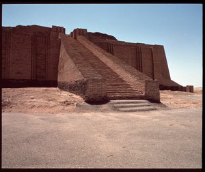 Vista da escadaria do zigurat reconstruído, 2050 a.C.