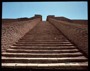 Vista da escadaria do zigurat reconstruído, 2050 a.C.