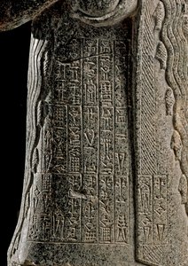 Arte Suméria: Detalhe da Estátua de Gudea, Príncipe de Lagash chamado "com o vaso jorrando" e dedicado à deusa Geshtinanna - Escultura em dolerite de Tello (Girsu en Mesopotamie), Rumo a 2120 AC Altura: 62 cm, Largura: 25,60 cm - Paris, Musa de Neo Sumerian Neo Sumerian
