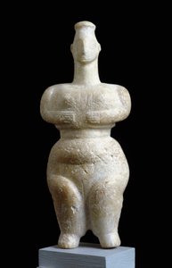 Arte grega: "Estatueta feminina de Esparta" Escultura em mármore. Athenes, Museu Nacional de Arqueologia - Ídolo Feminino de Esparta - Escultura em mármore, período Neolítico, 6000-5000 AC - Museu Nacional de Arqueologia, Atenas, Grécia