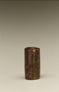 Conta cilíndrica, região do Lago Tai, cultura Liangzhu, 3300-2250 aC (jade)