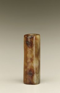 Conta cilíndrica, região do Lago Tai, cultura Liangzhu, 3300-2250 aC (jade)