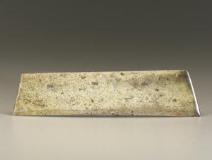 Formão bifurcado (zhang), Cultura Qijia, c.2500-2000 aC (jade) de Neolithic Period Chinese School