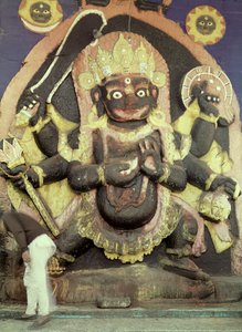 Socorro de Kali na Praça Durbar (pedra policromada) de Nepalese School