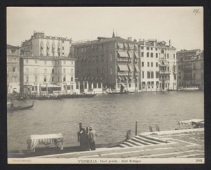 Exterior do Hotel Bretagne em Veneza Veneza - Grande Canal - Hotel Brittany (título no objeto) de Neue Photographische Gesellschaft