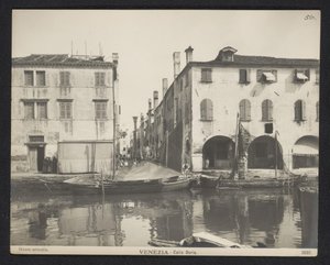 Vista de uma rua em Veneza Veneza - Calle Doria (título no objeto) de Neue Photographische Gesellschaft