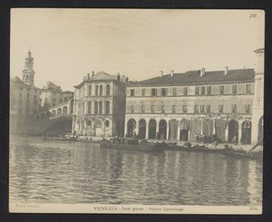 Vista do Palazzo dei Camerlenghi em Veneza
Veneza - Canal grande - Palazzo Camerlenghi (título sobre o objecto) de Neue Photographische Gesellschaft