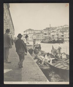 Gôndolas ao longo do Grande Canal em Veneza
Venezia - Sul canal grande (título sobre o objecto) de Neue Photographische Gesellschaft