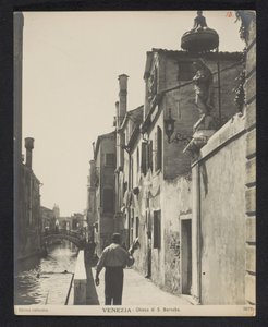 Kade langs de Chiesa di San Barnaba te Venetië
Veneza - Igreja de S. Barnabé (título sobre o objecto) de Neue Photographische Gesellschaft