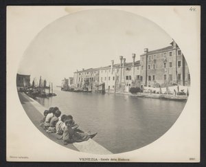 Crianças no cais ao longo de um canal em Veneza
Venezia - Canale della Giudecca (título sobre o objecto) de Neue Photographische Gesellschaft