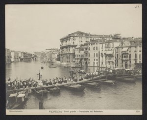 Procissão sobre uma ponte de pontão no Grande Canal em Veneza durante a Festa del Redentore Veneza - Grande Canal - Processione del Redentore (título no objeto)